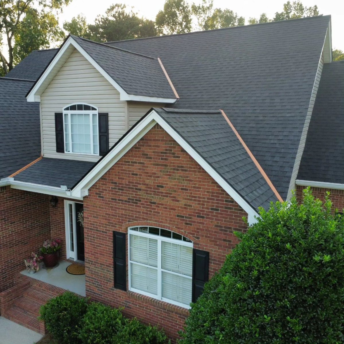 theroofnurse's tweet image. This @theroofnurse customer chose Pinnacle Pristine Black Shadow Atlas Roofing - Shingles with a copper color metal accent in the valleys to compliment and accent the brick on their home.

#roofing 
#pinnaclepristine 
#atlasroofing 
#ooltewahtn