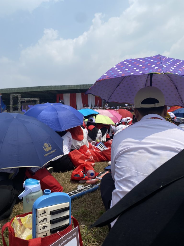 airiurs's tweet photo. so hot but so funnnn 

#MABAUNJ2023 #PKKMBUNJ2023
#UNIVERSITASNEGERIJAKARTA
#UNJUNGGULBERPRESTASI https://t.co/RzgoLLFreX