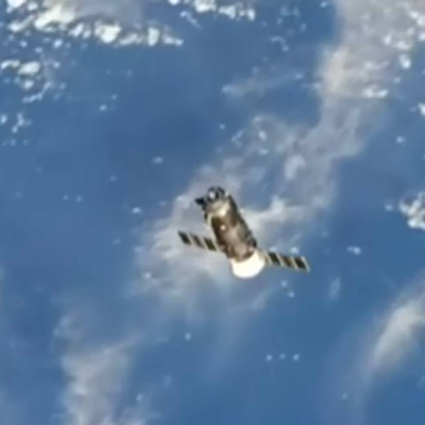 katlinegrey's tweet photo. #ProgressMS22 cargo ship departed form the ISS yesterday at 23:50 UTC and burned up over the Pacific Ocean. https://t.co/EX5Wonhl46