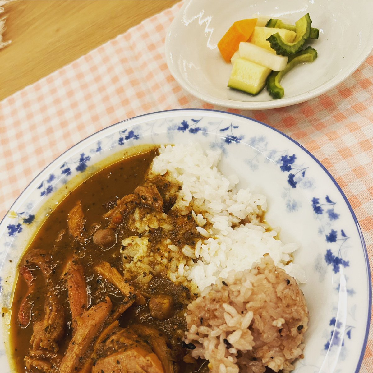 aki_espelt's tweet photo. おうちご飯🍚
ローストチキン🍗のスパイスタップリカレー🍛
自家製ピクルス🥒
我ながら美味しくできました😘👍
#beer #wine #sparklingwine #curry #picles #おうちごはん #カレーライス https://t.co/tLl1oAkSD3