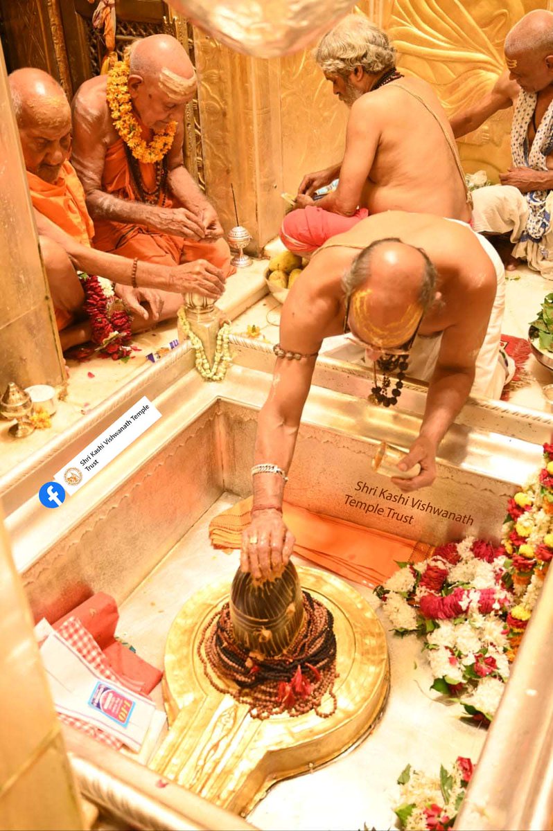ShriVishwanath's tweet photo. आज दिनाँक 21-08-2023 श्रावण मास के सातवें सोमवार एवं नाग-पंचमी के शुभ अवसर पर श्री काशी विश्वनाथ मंदिर में मंगला आरती के भव्य दर्शन।

#ShriKashiVishwanath #Shiv #Mahadev #Baba #Temple #Darshan #Blessings #BhogAarti #Varanasi #Aarti #Kashi #Jyotirlinga #VishwanathDham https://t.co/wrkU9gMuQD