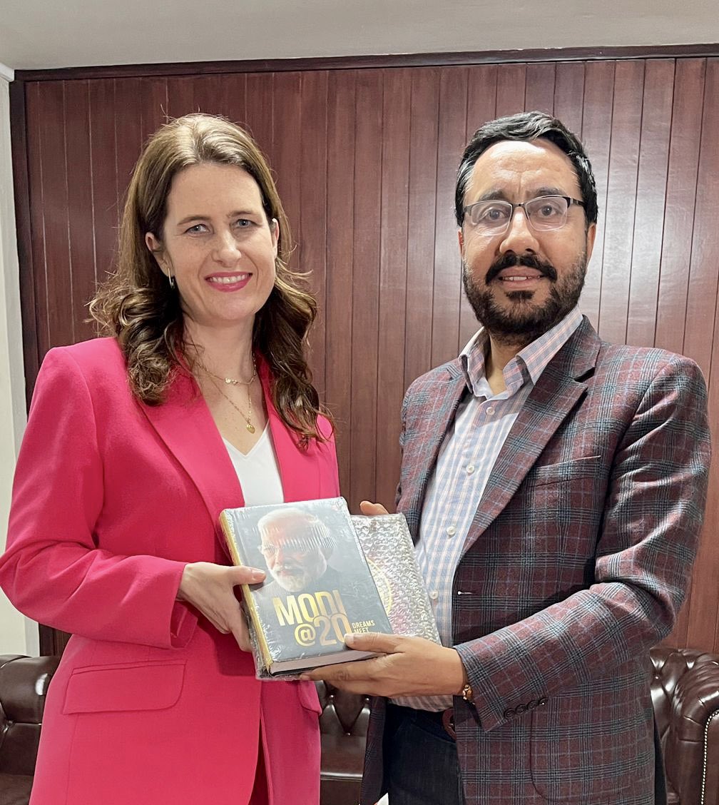 Exchanged perspectives & discussed contribution of our #Diaspora in making the #IndiaNZ relationship more contemporary & strategic Had an engaging discussion on transformative leadership of @narendramodi & presented Modi@20 to @NicolaWillisMP Dy leader of @NZNationalParty…