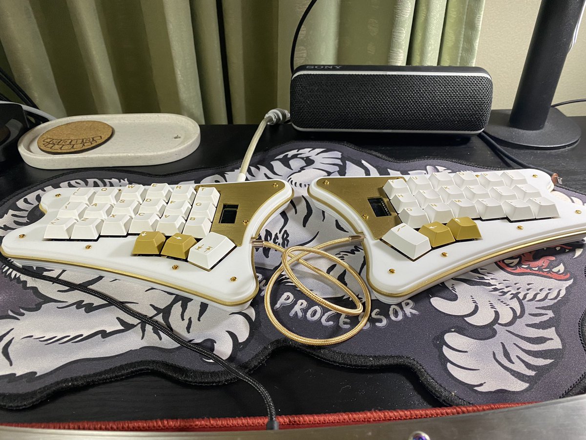 zettai3_reido's tweet photo. 転がってたパームレストで傾斜させた。使い勝手も見栄え的にもなかなか好きなので、どうにか設計に落とし込めないかな https://t.co/IM3TgHMDgY