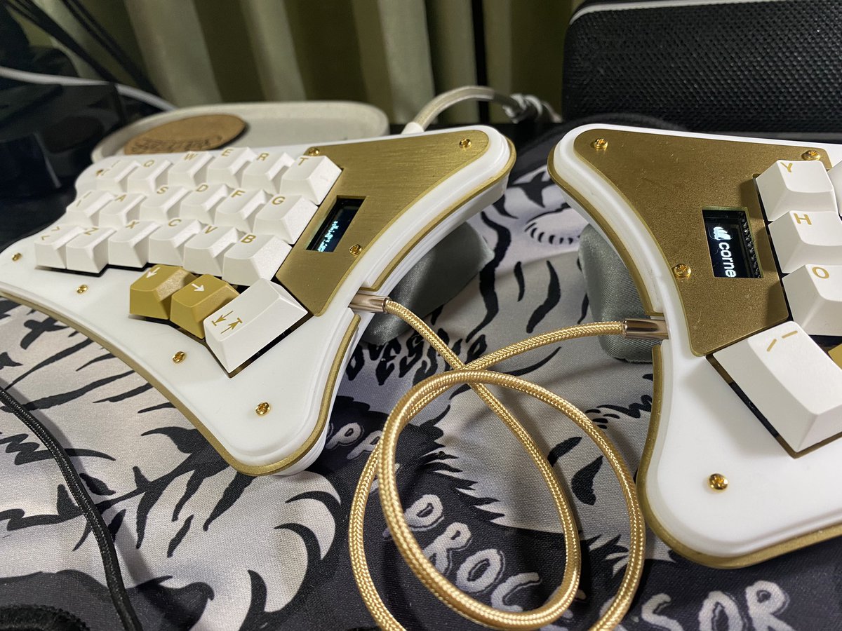 zettai3_reido's tweet photo. 転がってたパームレストで傾斜させた。使い勝手も見栄え的にもなかなか好きなので、どうにか設計に落とし込めないかな https://t.co/IM3TgHMDgY