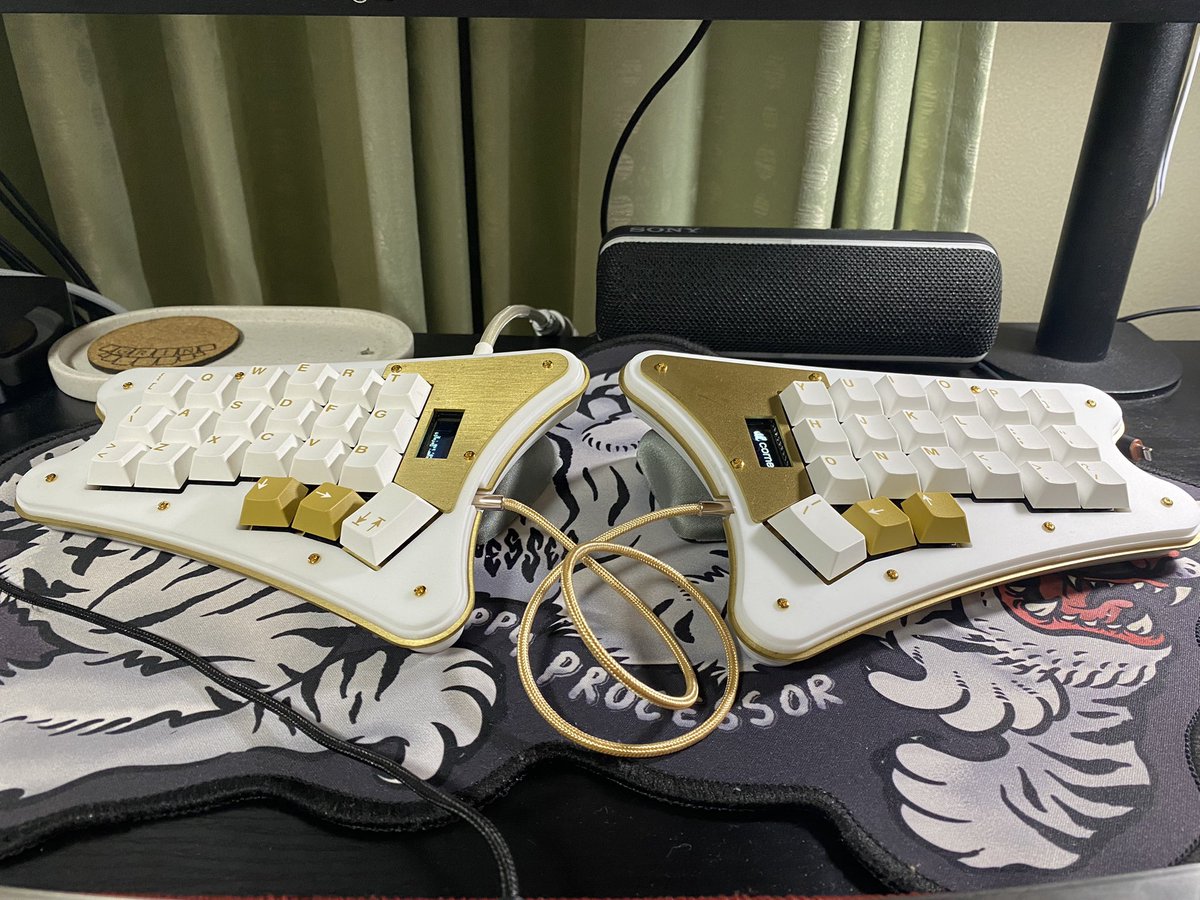 zettai3_reido's tweet photo. 転がってたパームレストで傾斜させた。使い勝手も見栄え的にもなかなか好きなので、どうにか設計に落とし込めないかな https://t.co/IM3TgHMDgY