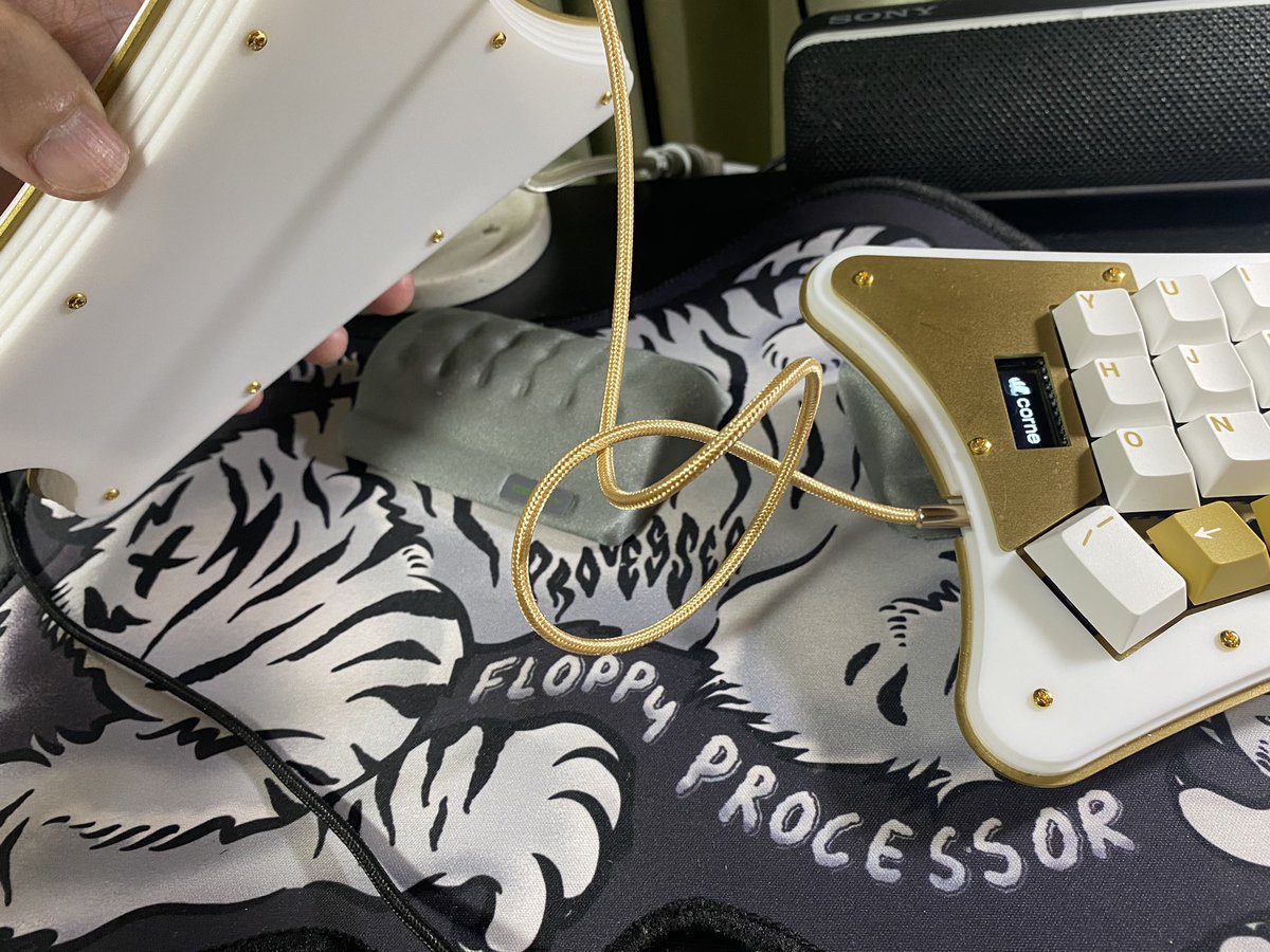 zettai3_reido's tweet photo. 転がってたパームレストで傾斜させた。使い勝手も見栄え的にもなかなか好きなので、どうにか設計に落とし込めないかな https://t.co/IM3TgHMDgY
