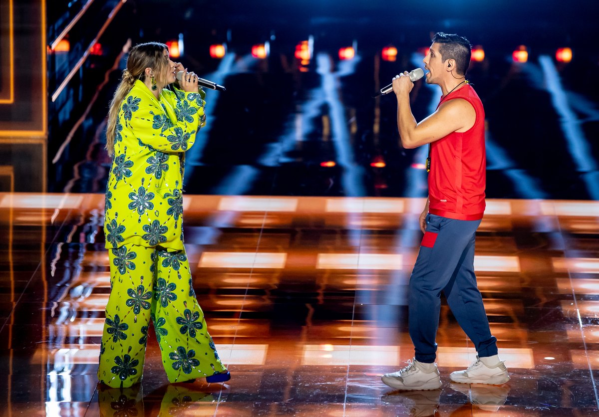 veocomocantasmx's tweet photo. ¡La hora de la verdad! @sofiareyes en el escenario para acompañar al Preparador Físico y descubrir si es un buen cantante 😱 
#VeoCómoCantasMX https://t.co/JQK1PzQMAZ