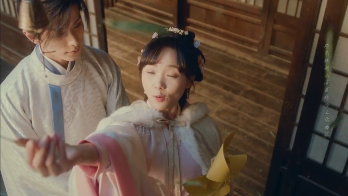 purplebrainxc's tweet photo. he saw her enjoying the petal rain and later he uses his sword skills to give his beloved wife a surprise bamboo leaves rain 😭😭🤚 HE'S SO SWEET OBSERVANT AND ATTENTIVE AAAAAA CHANGFENG YOU CAN'T DO THIS TO MY HEART😭😭

#ButterfliedLover
#RainLu #ZhaoYiqin https://t.co/CUQ5gJOXat