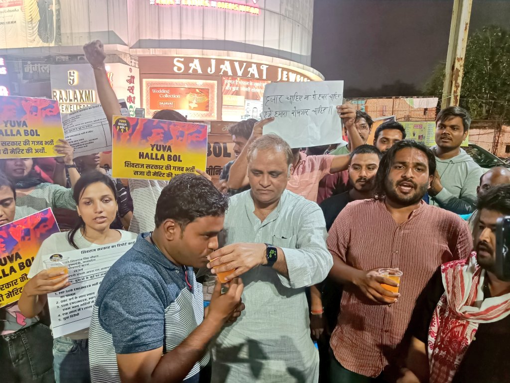 MPArunYadav's tweet photo. कल देर रात विगत 2 दिनों से नियुक्ति में विसंगति को लेकर आमरण अनशन पर बैठे सब इंजीनियर्स को जूस पिलाकर अनशन तुड़वाया, प्रदेश में हर विभाग की भर्ती में घोटाले हो रहे हैं, सब इंजीनियर्स ने बताया भर्ती में मेरिट वाले चयनितों को छोड़कर कम नंबर वालों की जॉइनिंग कर दी गई है । https://t.co/yyU4G4lgXI