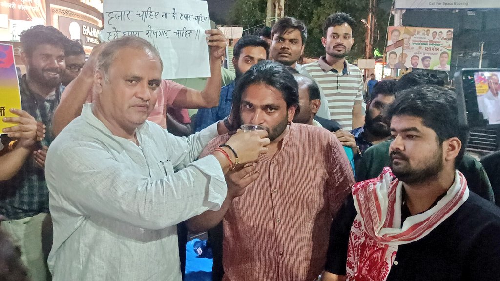 MPArunYadav's tweet photo. कल देर रात विगत 2 दिनों से नियुक्ति में विसंगति को लेकर आमरण अनशन पर बैठे सब इंजीनियर्स को जूस पिलाकर अनशन तुड़वाया, प्रदेश में हर विभाग की भर्ती में घोटाले हो रहे हैं, सब इंजीनियर्स ने बताया भर्ती में मेरिट वाले चयनितों को छोड़कर कम नंबर वालों की जॉइनिंग कर दी गई है । https://t.co/yyU4G4lgXI