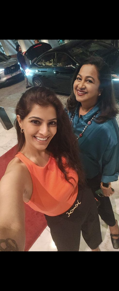 varusarath5's tweet photo. Happpyyyy birthdayyyyyy @realradikaa auntyy...haveeee a blassttttt..simplyyyy louuuuuu youuuu...😘😘😘😘 never a dull moment with you around.. here's to many more fun years...muahhhhh... https://t.co/S4MLI3aZek