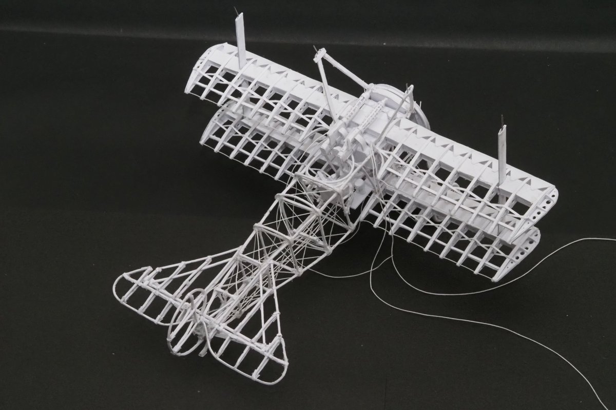 TOSHI26221's tweet photo. フォッカーDr1の1/32紙模型を厚手のコピー用紙を主な材料に作っています。中央翼と翼間支柱を作りました。次の工程は上翼の製作です。#FokkerDr1 #Dreidecker #papermodel #papercraft #aviation #紙模型 #フルスクラッチ https://t.co/NZ2BH8U6C2