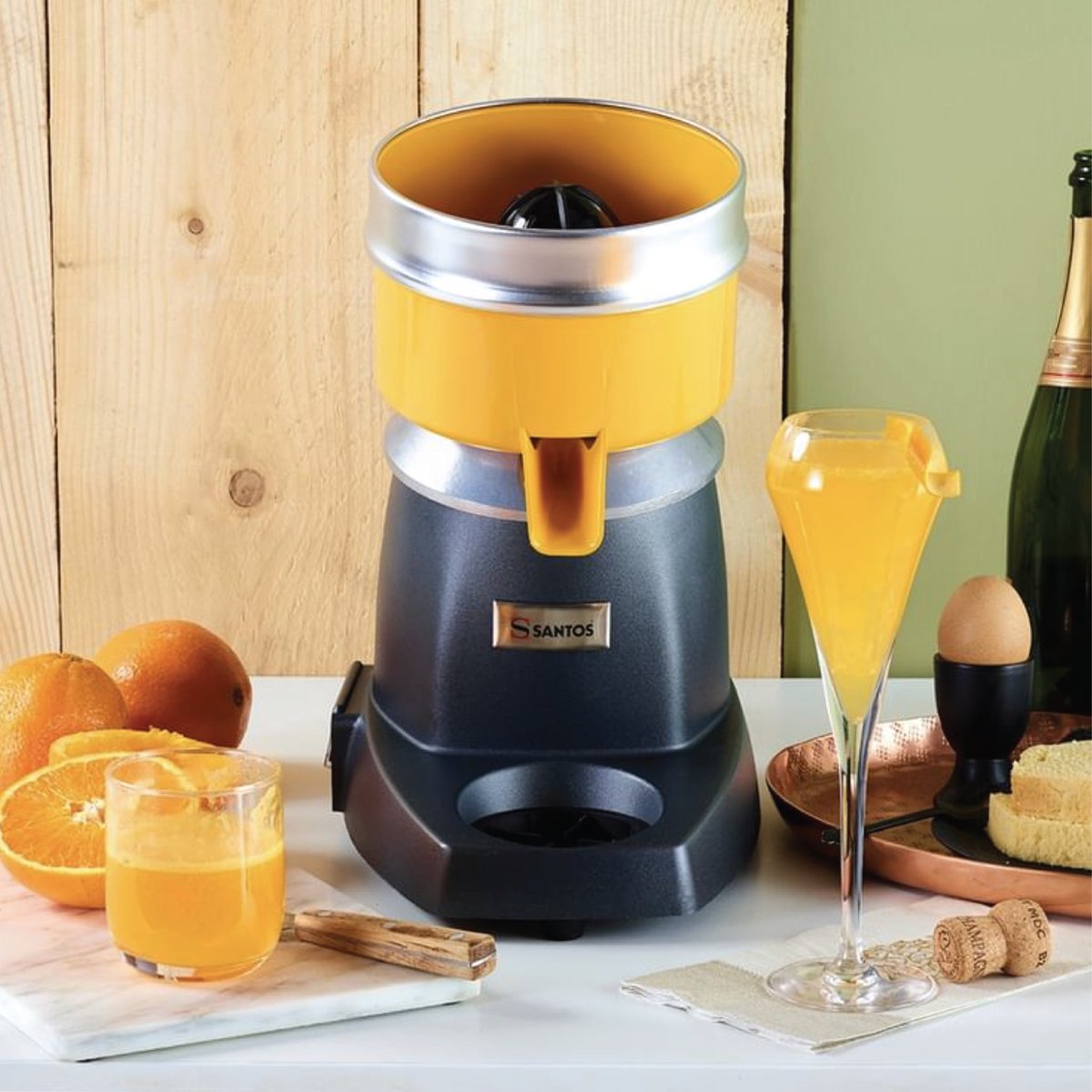 Are you looking for an easy but delicious cocktail recipe? Well you’re in luck because you only need 2 ingredients to make a Mimosa: 1 orange and 8 cl of champagne

#santosaddict #professionaljuicers #restofair #restofairrak #hospitality #horeca #tableware
 
@SantosAddict
