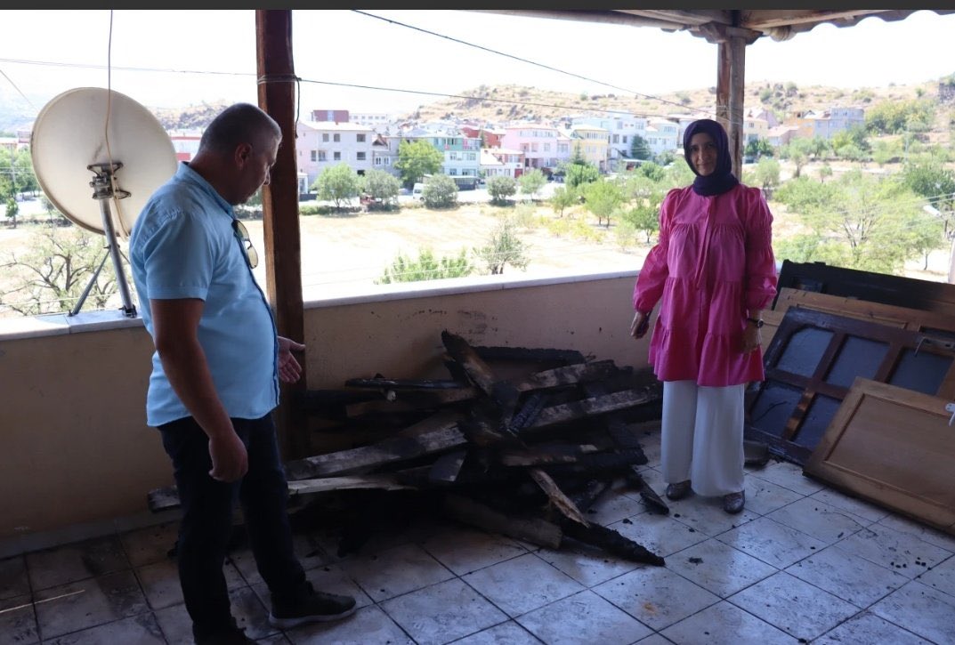 voiceofworldco's tweet photo. Kayseri’de ev sahibi tarafından evden çıkarılmak istenen yabancı uyruklu kiracı, evi ateşe verdikten sonra kaçtı. 

Evde 200 Bin liralık maddi hasar meydana geldi. https://t.co/oj8KDr2wLC