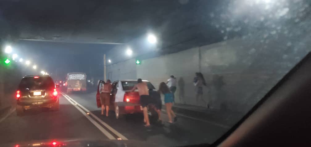 albertoprato02's tweet photo. Atentos y pendientes: hace minutos El túnel subiendo de la Guaira, completamente parado el tránsito... creo que hace falta apoyo a la GN para despejar Varios carros accidentados dentro del túnel. Se ve gente caminando ! https://t.co/ogfkoBak29