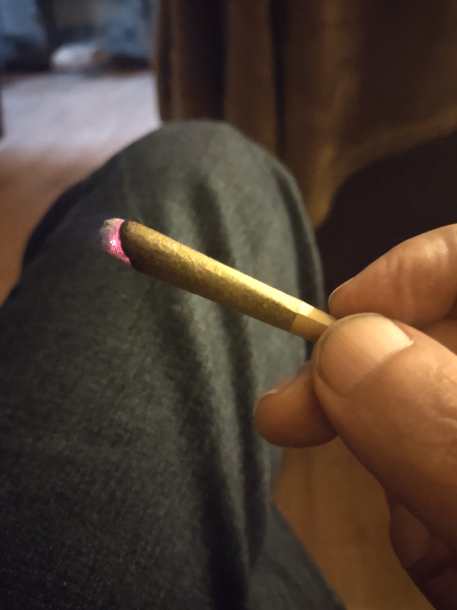 wellsd230's tweet photo. Time to get high 💨 as fuck and just chill out for a while https://t.co/Piye6OQg3E