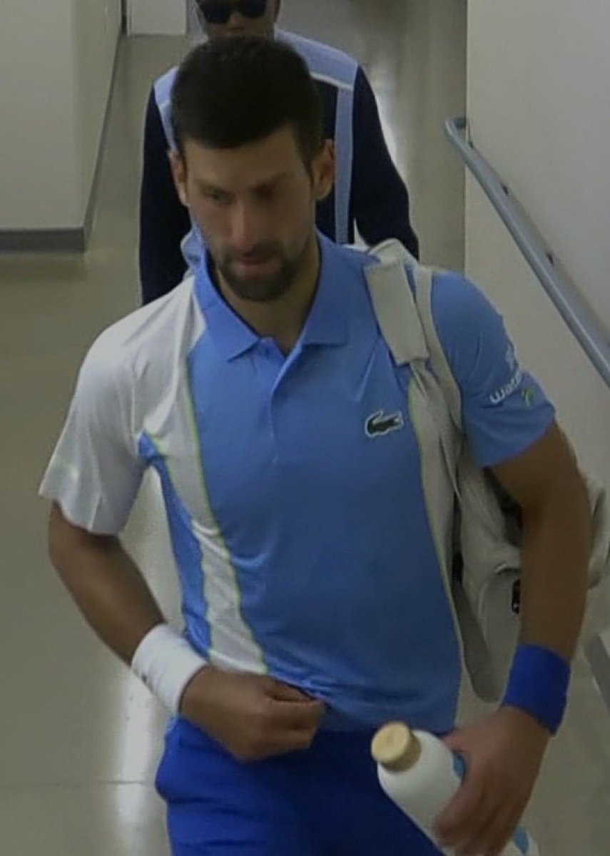 -Hace teatro de que está cansado y pide médico para frenar el ritmo del rival
-Se va al baño 10 minutos para reventar el partido
-Se vuelve loco por no tener su droga a tiempo y se enchufa media farmacia en cada parón

Novak Djokovic, yonki de parque