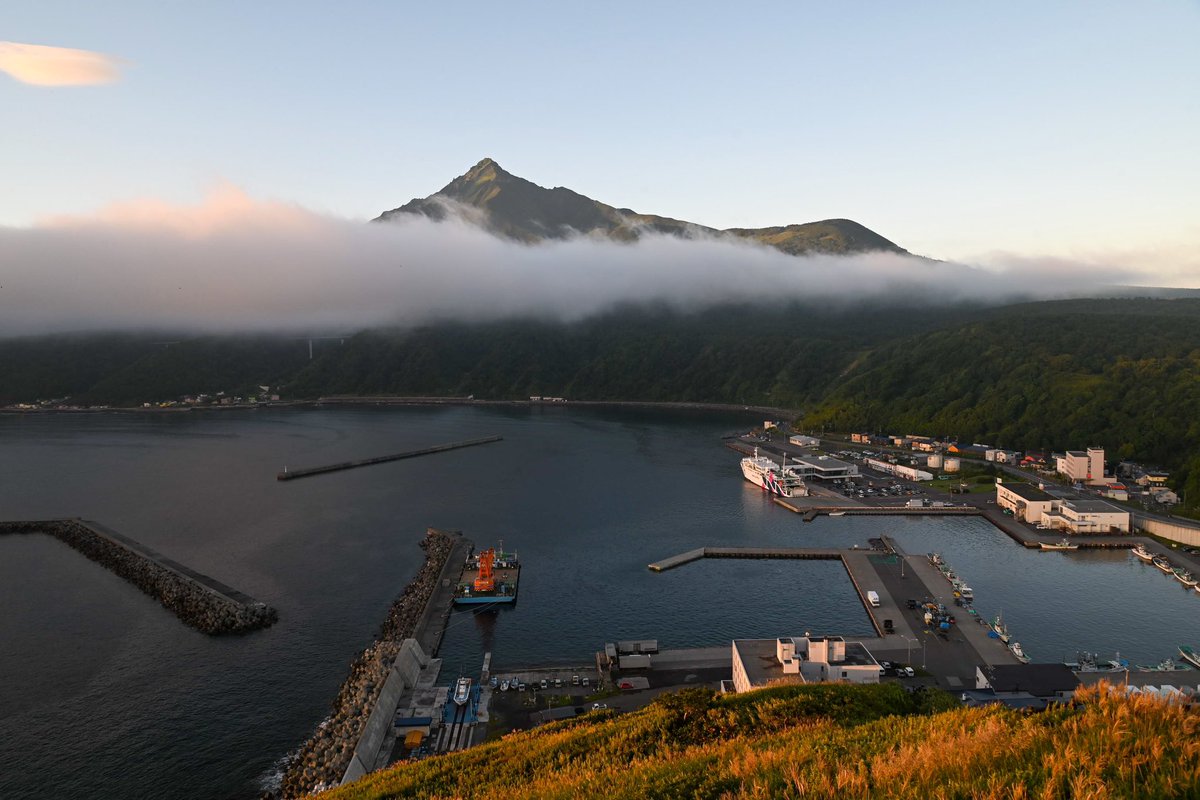 namangowww's tweet photo. 利尻島2日目は日の出を見るところから
そらそうなんだけど島って日の出も日の入りも見られるんだよなぁ連日絶景ばかりでおそろしい
あと日の出時刻の4時半から海を爆走して操業開始する漁師の方々ホントすごい https://t.co/naqirUTq7Y
