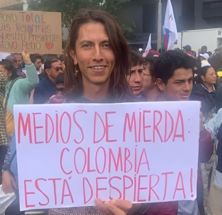 ¡La derecha tiene los medios, nosotros las redes!
