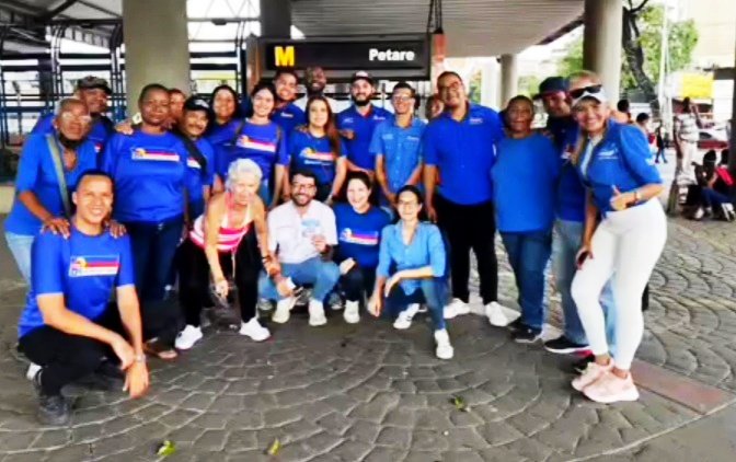 YSNALDAMADRIZ's tweet photo. #uneteprimarias2023
19/08/23

Los dirigentes azules desplegado en las calles del #edomiranda dando apoyo a las elecciones Primarias este 22 de octubre;  realizamos  actividad de #Volanteo en   #petare  municipio Sucre.

#somosunt
#mirandavamospalante 
@primarias2023
@partidoUNT https://t.co/3nkVSSIsQi