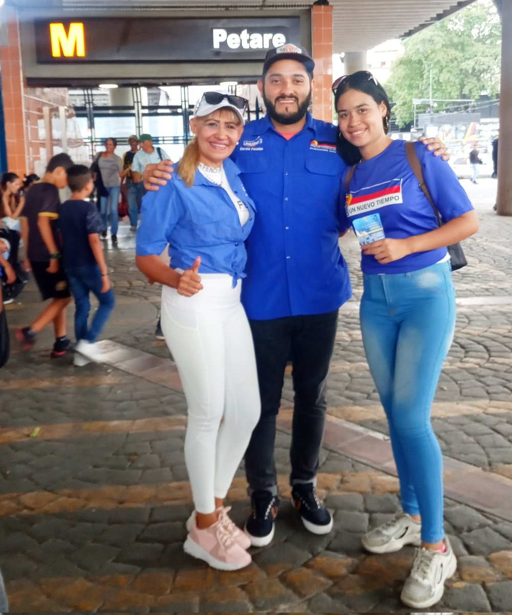 YSNALDAMADRIZ's tweet photo. #uneteprimarias2023
19/08/23

Los dirigentes azules desplegado en las calles del #edomiranda dando apoyo a las elecciones Primarias este 22 de octubre;  realizamos  actividad de #Volanteo en   #petare  municipio Sucre.

#somosunt
#mirandavamospalante 
@primarias2023
@partidoUNT https://t.co/3nkVSSIsQi