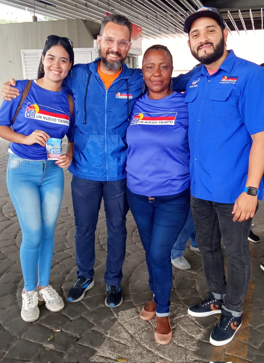 YSNALDAMADRIZ's tweet photo. #uneteprimarias2023
19/08/23

Los dirigentes azules desplegado en las calles del #edomiranda dando apoyo a las elecciones Primarias este 22 de octubre;  realizamos  actividad de #Volanteo en   #petare  municipio Sucre.

#somosunt
#mirandavamospalante 
@primarias2023
@partidoUNT https://t.co/3nkVSSIsQi