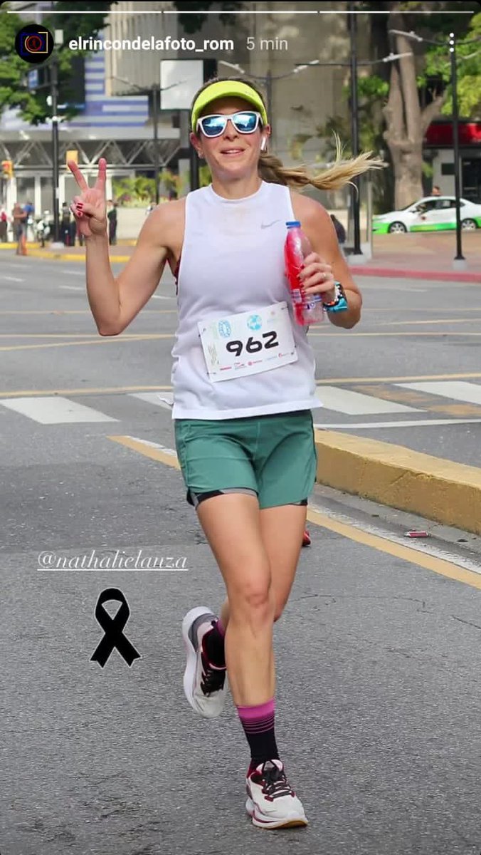 Ella era Nathalie Lanza (46), quien hoy murió al ser arrollada por un conductor en presunto estado de ebriedad, en Chuao. Se encontraba trotando al momento de los hechos. 
QEPD. Condolencias a su familia y amigos.