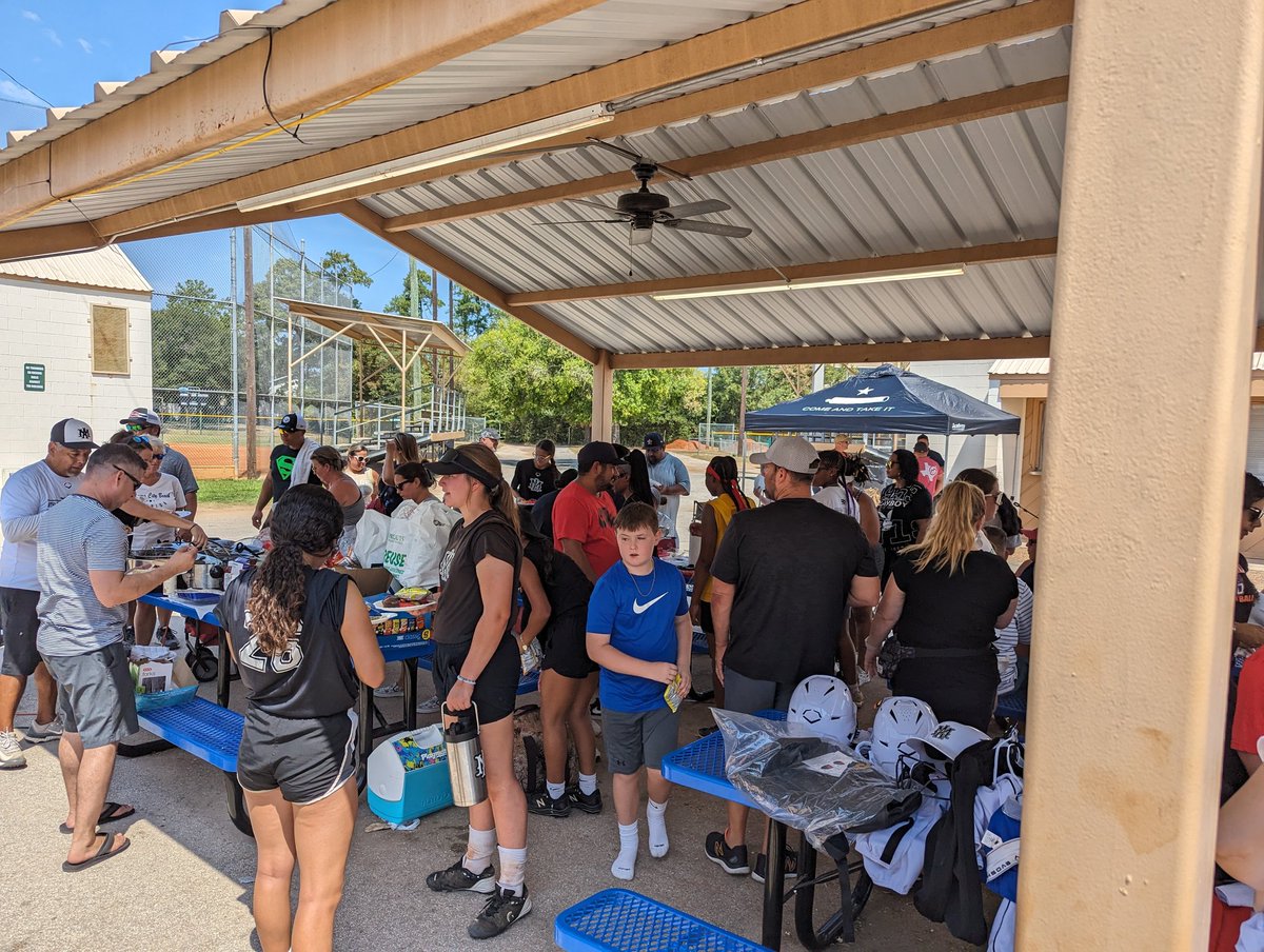 Always great to break bread with family (4 Teams). Creating the opportunity for parents and players to know all the academy coaches. Thank you parents for your contributions and making Day 1 a success.
✅ uniform sizes
✅ player &amp; parent meeting
✅ Team Lunch
#WeAllIn #fAMily