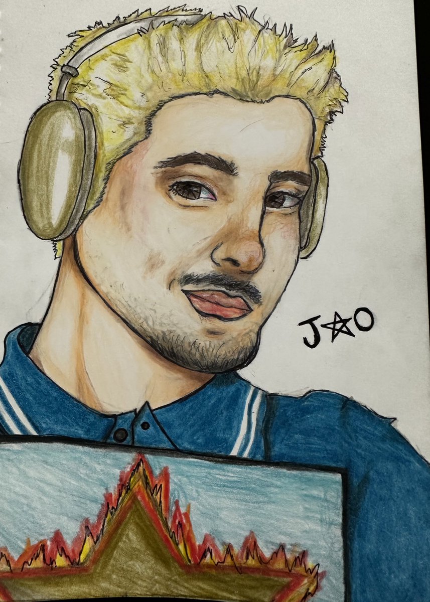 Dsslaur's tweet photo. Voltei com essa pedrada

Não ficou mto bom, tô enferrujada levem em consideração 

Alinhamento milenar, você não acha?
@jaoromania @jaoqg #super #superjão 
#desenho #art #albumsuper #jãoloiro https://t.co/2tWdFYS0Lr