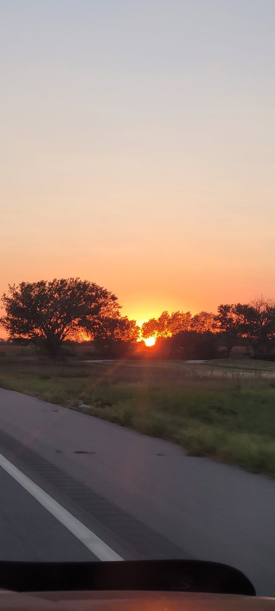 mickey_kity's tweet photo. On our way home #KSsunset https://t.co/sdKjdHqT2L