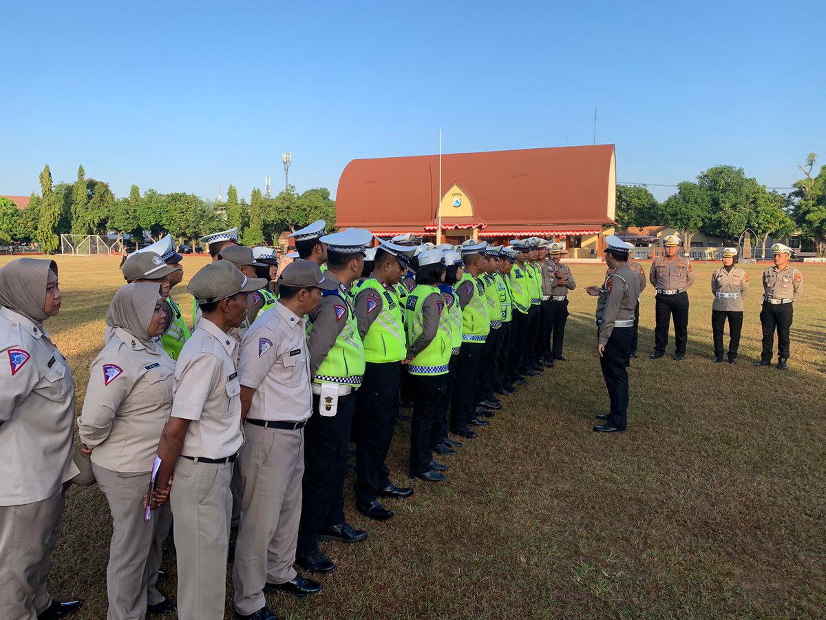 Direktur Lalu Lintas Polda NTB Kombes Pol Djoni Widodo, S.I.K Memberikan Arahan Kepada Personel Apel Pagi Dit Lantas di Lapangan Bara Daksa Mapolda NTB, Senin, 21 Agustus 2023 

#ditlantaspoldantb