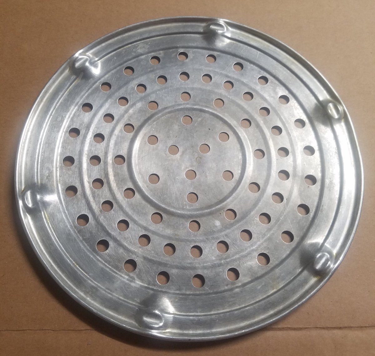 Re2OldFOOD's tweet photo. Help! What is this thing called? I know it some type of vintage electric stove top broiler. My mother in law gave it to my husband in the 90s. It still works great. I have used it a bunch. I can't find anything on the internet about it.
#WhatIsThisThing
#magichostess https://t.co/5WCrU1zkoH