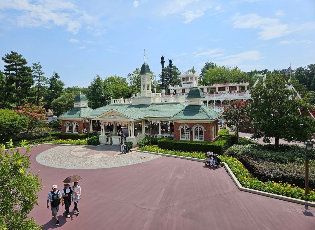 BirdPower13's tweet image. Some photos from Tokyo Disney when we went a few days ago! It was a really fun experience! 

Our flight today out of Osaka just got delayed by 8 hours, so now we have basically another day to explore!