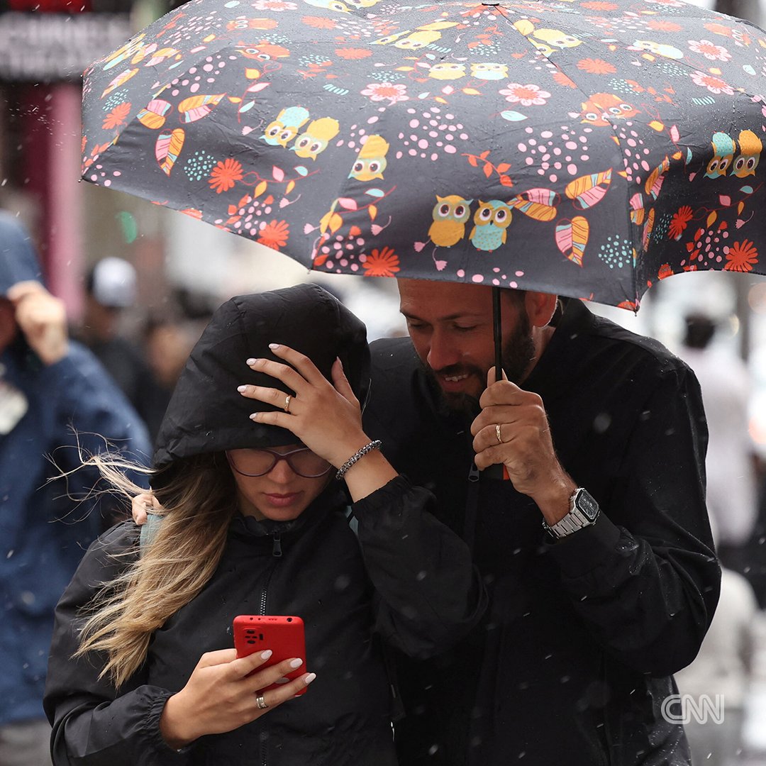 CNN's tweet photo. After making landfall in Mexico earlier Sunday, Tropical Storm Hilary has crossed into California, where it is unleashing strong winds and heavy rain, and threatening catastrophic and potentially deadly floods. https://t.co/S0lvcEbsuM

📷: Richard Vogel/AP; Mario Anzuoni/Reuters; Mario Tama/Getty Images; Ryan Sun/AP
