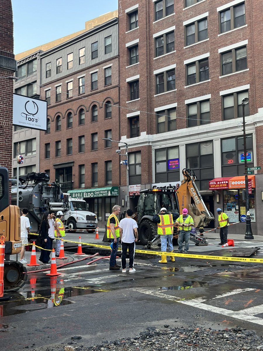ONS_Chinatown's tweet image. A large water main break that occurred earlier today on Beach Street &amp;amp; Harrison Avenue was handled efficiently and professionally, all thanks to the commendable efforts of @BOSTON_WATER