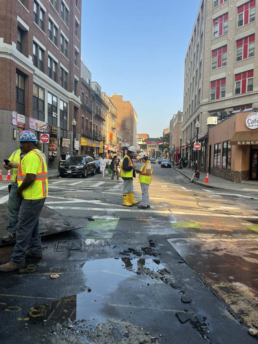 ONS_Chinatown's tweet image. A large water main break that occurred earlier today on Beach Street &amp;amp; Harrison Avenue was handled efficiently and professionally, all thanks to the commendable efforts of @BOSTON_WATER