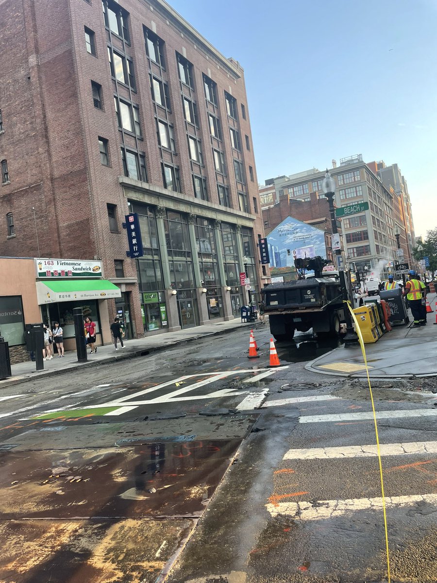 ONS_Chinatown's tweet image. A large water main break that occurred earlier today on Beach Street &amp;amp; Harrison Avenue was handled efficiently and professionally, all thanks to the commendable efforts of @BOSTON_WATER