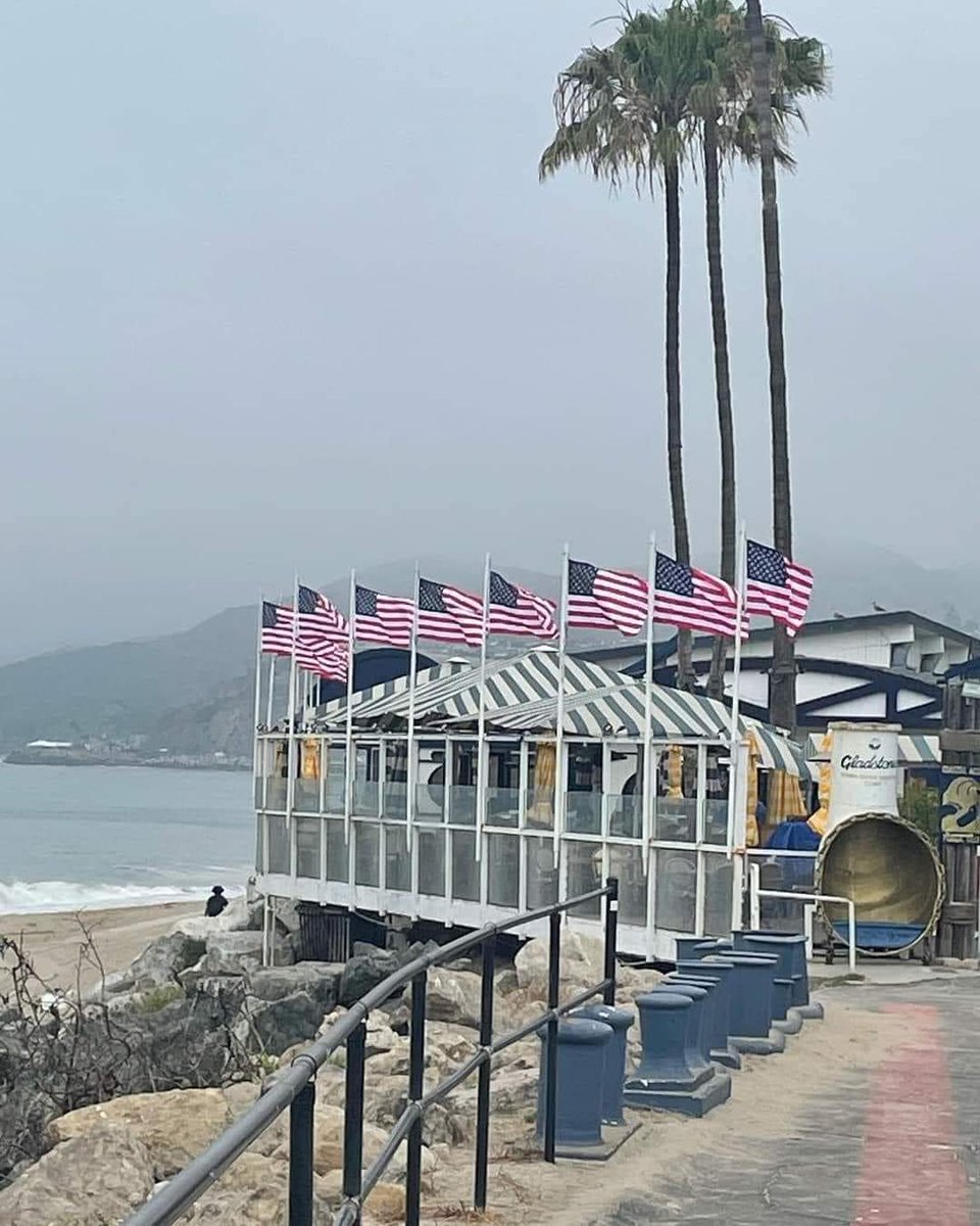 ANILAWHITNEY's tweet photo. #Gladstones will close/be demolished 09/15/23. Rebuilt into an eyesore owned by several investors including #WolfgangPuck.
This place has served for many gatherings and carries many memories for us 
FRIDAY 09/01/23 gather at 5pm at Gladstone's! See you there
#clamchowder #Icon https://t.co/v6yPGCU68j