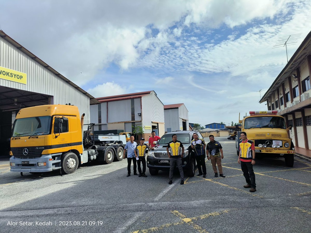 nazrin_yahaya's tweet photo. Early morning start as we head to Daerah Kuala Muda & Daerah Baling. Task for the day: towing 13 vehicles to JKR Woksyop CKM Kedah. It's all part of the vehicle disposal process. Efficiency in motion! 🚗🌅 #VehicleDisposal #JKR https://t.co/Zh4ccJc20D