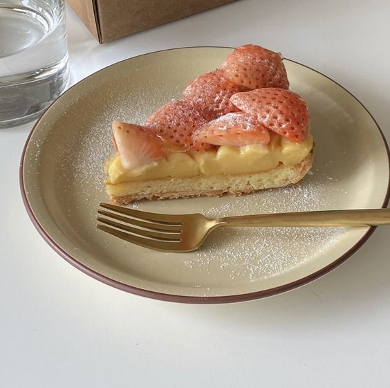 aromanticafe's tweet photo. delivery for: aros who are starting school ! ♡

ʚ menu ɞ
• strawberry pie
• flowers

💌: good luck with your new school year ! i hope everything goes well for you ! remember that your health is most important &amp; you shouldn't overwork yourself ! try to get lots of rest ! ♡ https://t.co/Y0mlLN5JyG