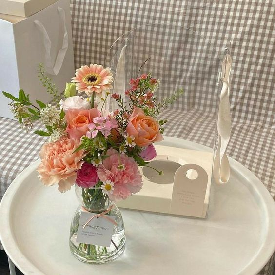 aromanticafe's tweet photo. delivery for: aros who are starting school ! ♡

ʚ menu ɞ
• strawberry pie
• flowers

💌: good luck with your new school year ! i hope everything goes well for you ! remember that your health is most important &amp; you shouldn't overwork yourself ! try to get lots of rest ! ♡ https://t.co/Y0mlLN5JyG