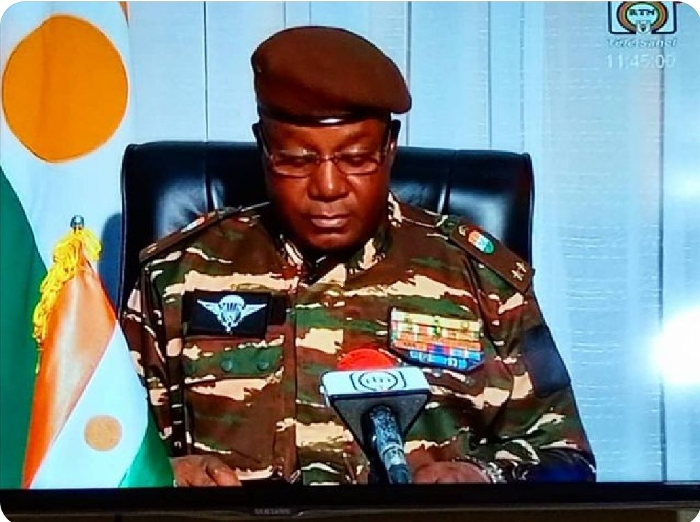 AmosAzowa's tweet photo. 🔴#Putsch2Poids2Mesures
Le putschiste Damiba dépose Roch Kaboré, président démocratiquemt élu.
●La CEDEAO ne dit rien.
●Le PR Alassane le reçoit avec les honneurs a Abidjan.
👉Pourquoi Damiba à été ménagé par la CEDEAO et les putschistes de Niamey, NON?
https://t.co/8TC720RFEt https://t.co/eXcofJjwFT