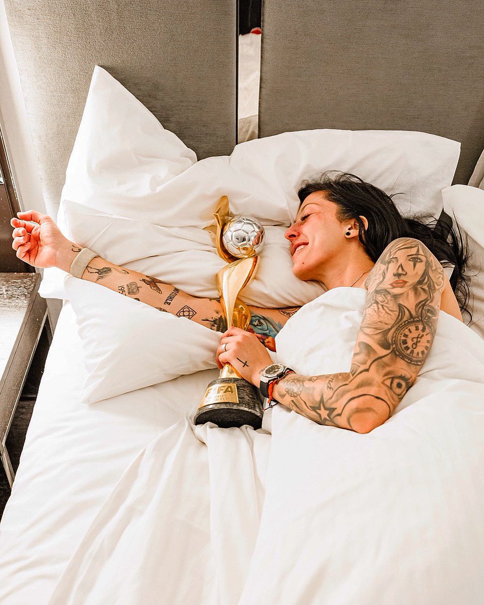 sonialc's tweet image. En 433 subieron la foto de Jenni con la copa del mundo. Si leen los comentarios se quedan locos… TODOS son diciendole cosas malas porque según se copio de Messi y que a ella no le queda bien y que está arruinando la foto de Messi… Puros mensajes feos y misóginos, usando a Messi…