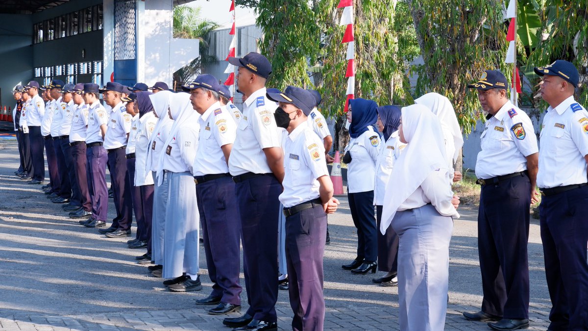 dishubgrobogan's tweet photo. Apel rutin di lingkungan kantor  Dinas Perhubungan Senin, 21 Agustus 2023
Apel pagi hari ini dipimpin oleh Kepala Bidang Prasarana dan Keselamatan Dinas Perhubungan, Bapak Hapi Nugrah S., https://t.co/5UfIllQtuH.LLAJ.,  S.E. 

#apelpagidishubgrob
#dishubgrobogan
#groboganhebat https://t.co/UDmvkn9UNg