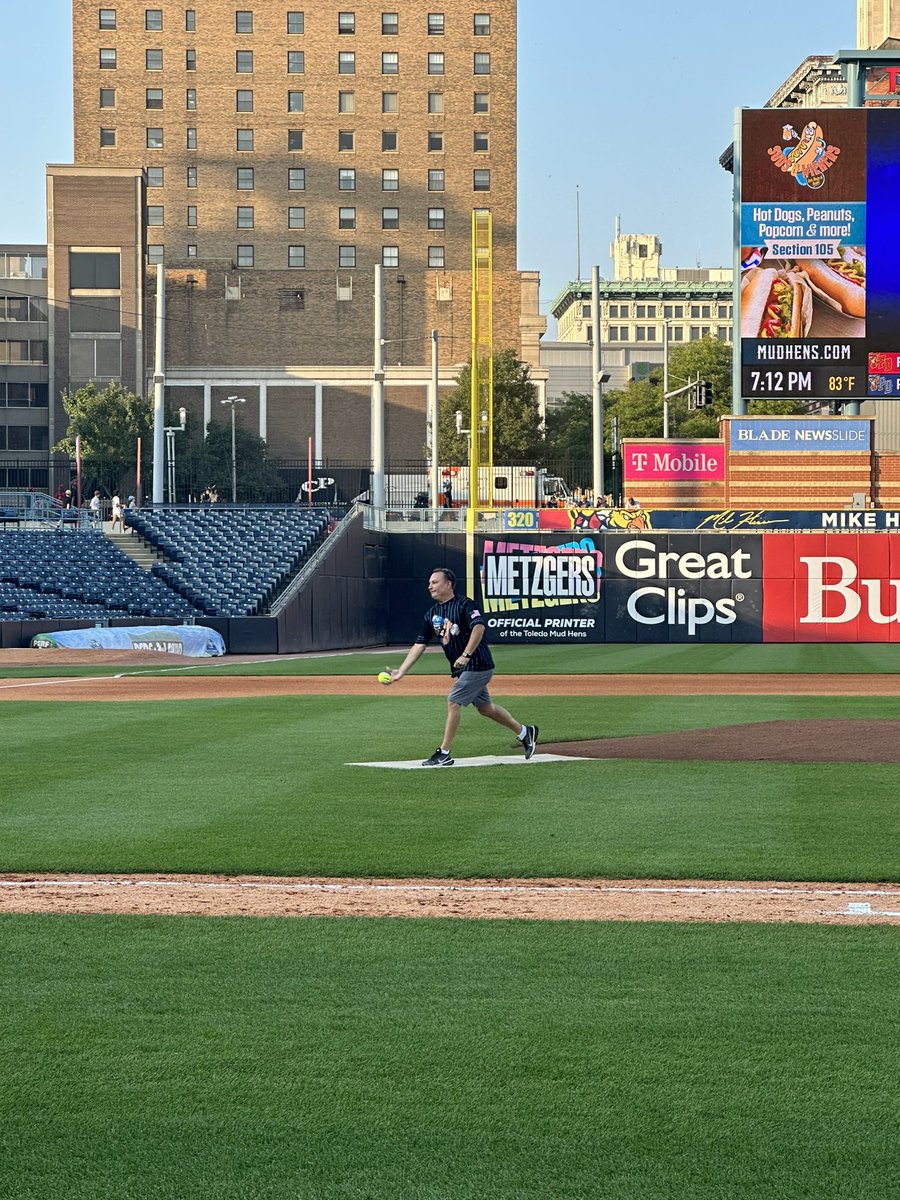 I had a good time at the @ToledoFire versus @ToledoPolice Battle of the Badges softball game. Thank you @MudHens for hosting it. ⚾️🚒🚔 @ICTroendle @city_of_toledo