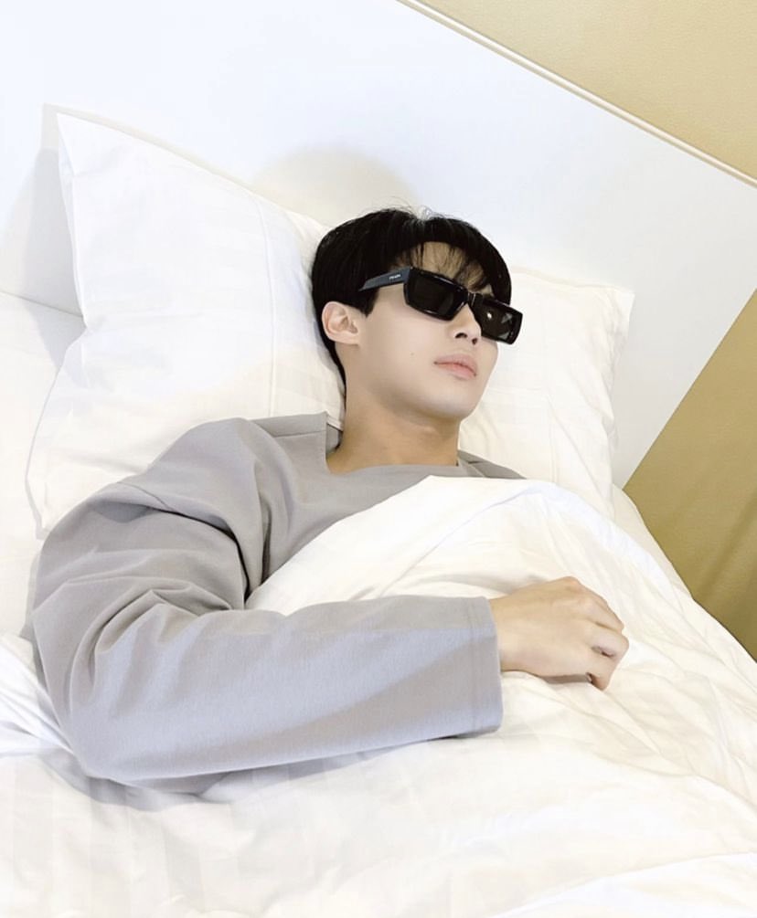 binarantariksa's tweet photo. tumbenan hari ini minta tidur pake kacamata, kalau suami belakangan ini suka minta yang aneh-aneh tuh ada apa ya? 😅 https://t.co/fCVEVENQ0Y