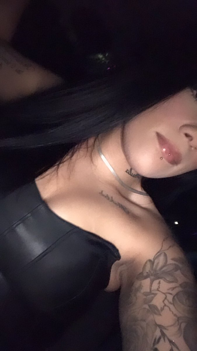 GreccoLola's tweet photo. Bem aleatória 💋 https://t.co/HY6v9O4GAg