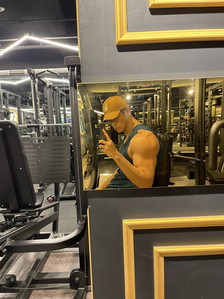 _bigmatthewww's tweet photo. this mirror makes me look stupid swole. Lyin ass mirror😂 https://t.co/sYPFxvDKSp