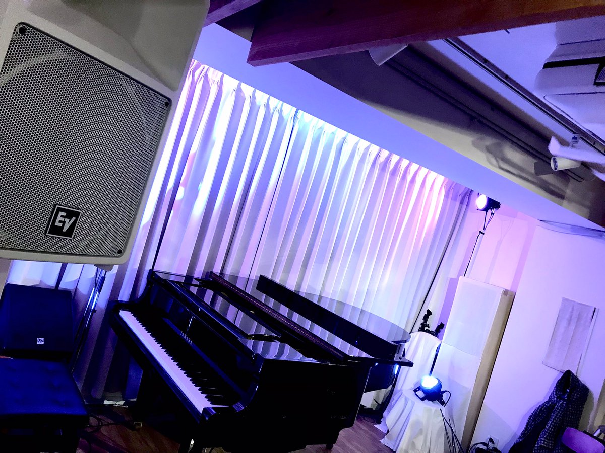 keiTakasugi's tweet photo. 昨日は久しぶりのエクレルシ。白い壁に白いカーテン、白いスピーカーのハコでmippiさんのサポートを。珍しくガットギターを弾いてました。あとはピアノに映り込む霊の写真を撮ったり。。
さて、明けて8.21本日は吉祥寺マンダラ2にてFlidais Mikiさんとの即興デュオ。出順は1番目とのこと。 https://t.co/Oa5gY1ADNi