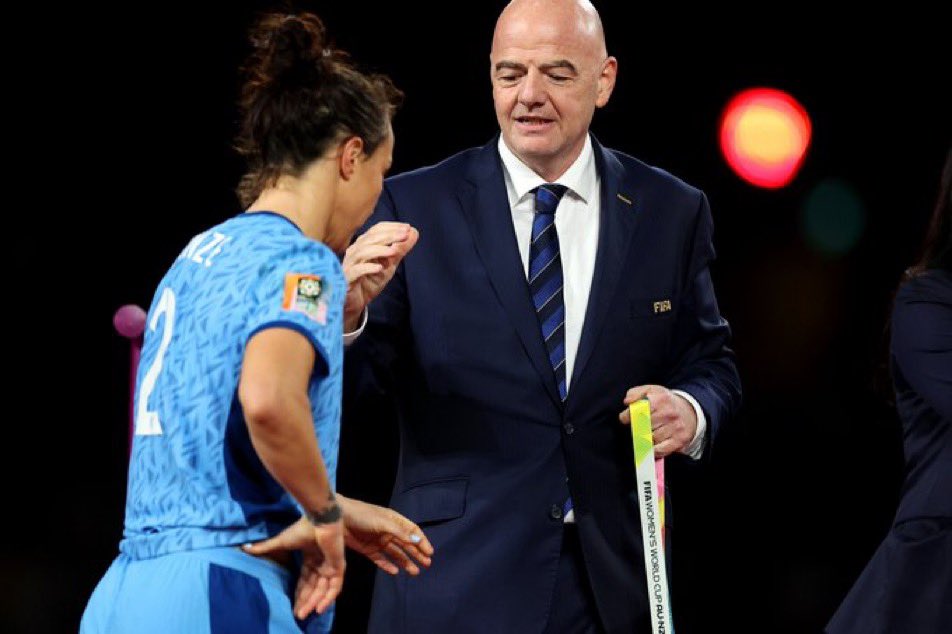 MenInBlazers's tweet image. Lucy Bronze snubs FIFA President Infantino’s handshake 48 hours after he tells Women players to "convince us men" in the ongoing fight for equality. Proof you can lose a game but still be a Winner 💪🙌